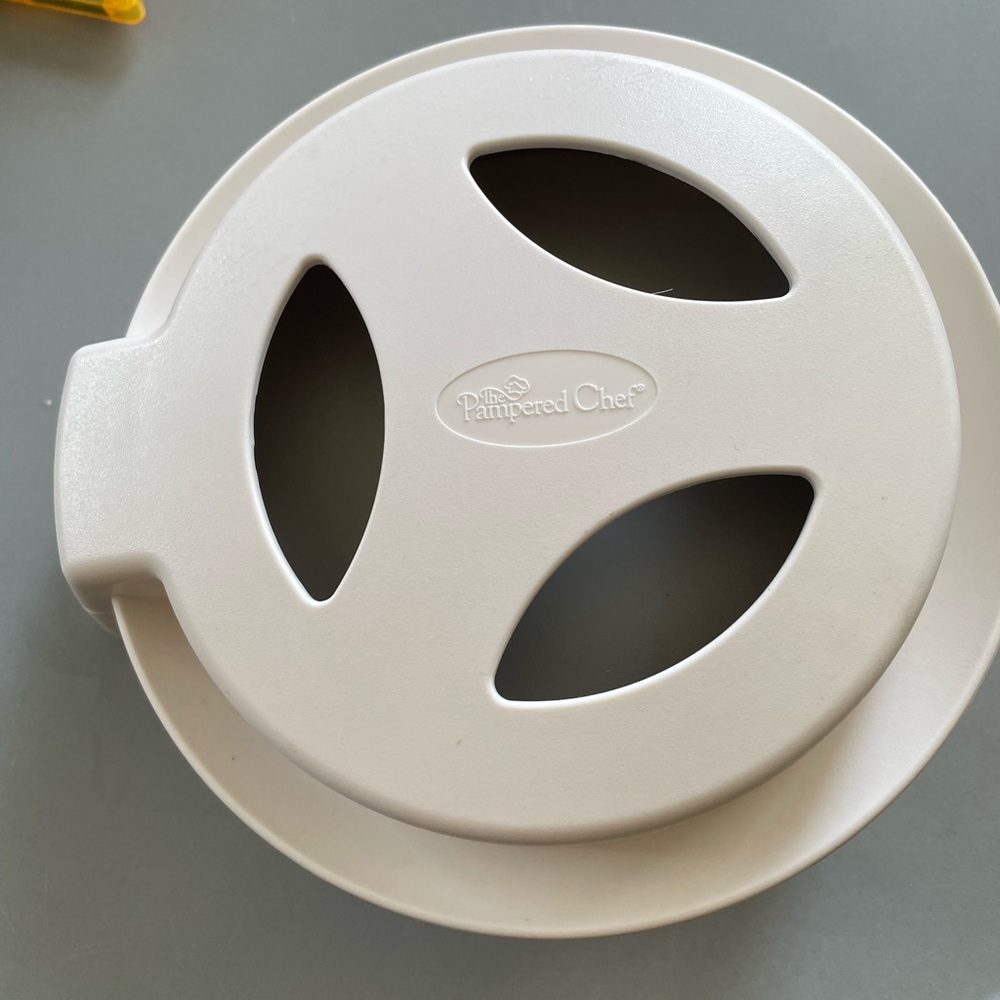Pampered Chef Hold & Cut Kitchen Tool